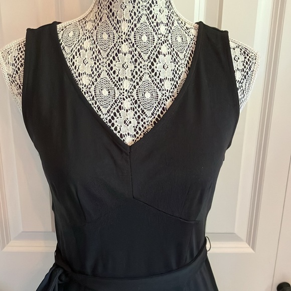 Vnecked slip LBD w/darted bust & gorgeous white embroidery bordered bottom - Picture 2 of 15